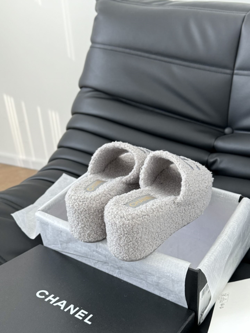 Ch**el slippers